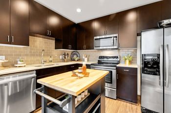 Allure Hermann Park | Kitchen Cabinets with Designer Backsplash